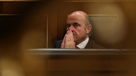 El ministro de Economía, en su escaño, durante el Pleno del Congreso de los Diputados. REUTERS/Susana Vera