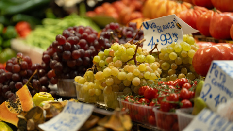 Detalle de un racimo de uvas, uno de los productos típicos en las fiestas de fin de año.