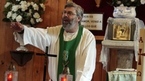 El sacerdote Luís Rodríguez Patiño oficiando una misa.