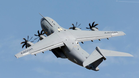 El avión de transporte militar A400M de Airbus, en vuelo de demostración cerca de París. REUTERS/Pascal Rossignol