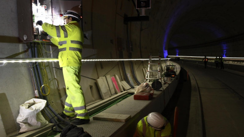 Un técnico revisando los fallos en una línea de metro. EP