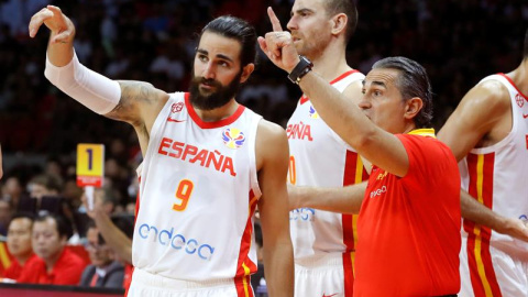 El seleccionador español de baloncesto, Sergio Scariolo (d), da instrucciones al base Ricky Rubio durante el partido ante Túnez correspondiente al Grupo C de la primera fase del Mundial de baloncesto 2019 que tiene lugar en China, disputado