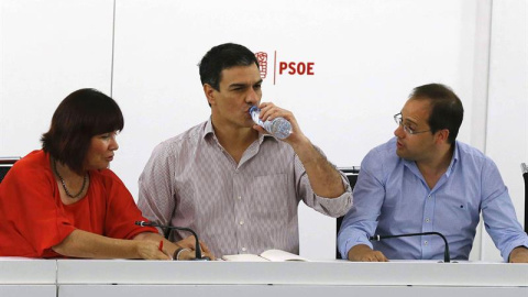 El secretario general del PSOE, Pedro Sánchez (c), el secretario de Organización y Acción Electoral, César Luena, y la presidenta de la formación, Micaela Navarro. /EFE