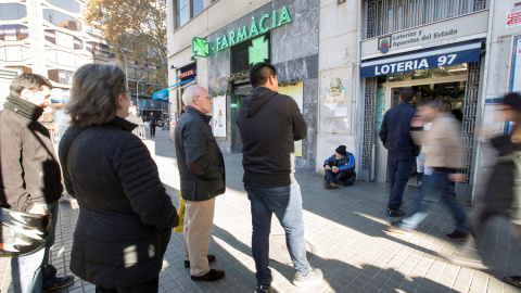 Cola de clientes ante una administración de lotería en el centro de Barcelona. EFE/ Marta Pérez