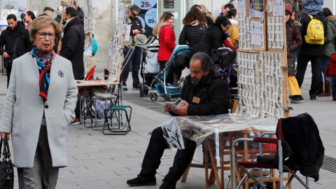 Un vendedor de Lotería en el centro de Madrid. EFE/Zipi