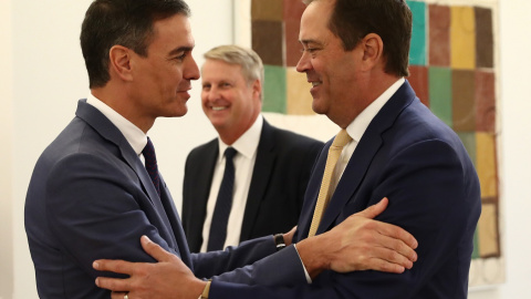 El presidente del Gobierno, Pedro Sánchez, saluda al consejero delegado y presidente global de Cisco Systems, Chuck Robbins. | Pool Moncloa/Fernando Calvo