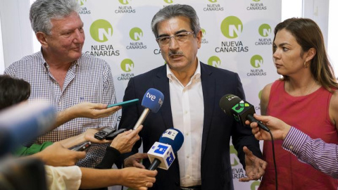 El presidente de Nueva Canarias (NC), Román Rodríguez (c), junto al diputado electo Pedro Quevedo. /EFE