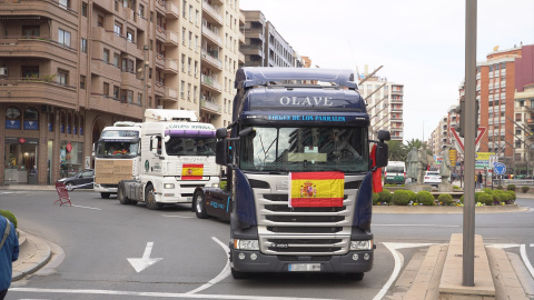 Varios camiones en la glorieta de Chile con Gran Vía, en una marcha convocada durante el undécimo día de paro nacional de transportistas, a 24 de marzo de 2022, en Logroño, La Rioja (España).