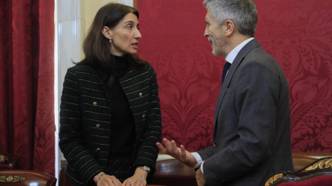 El ministro del Interior Fernando Grande-Marlaska (d) conversa con la ministra de Justicia Pilar Llop a su llegada a la toma de posesión de Magdalena Valerio como presidenta del Consejo de Estado, este jueves, en Madrid