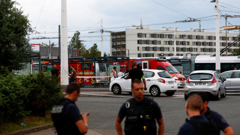 La Policía francesa asegura la zona en Villeurbanne, cerca de Lyon, después de que una persona ha muerto y otras ocho hayan resultado heridas en un ataque perpetrado con un cuchillo en una parada de autobús.- Emmanuel Foudrot (REUTERS)