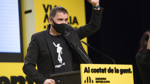 El líder de EH Bildu, Arnaldo Otegi, que goza de un permiso de semilibertad al haber accedido al tercer grado penitenciario, interviene durante un acto central de campaña electoral en Girona, a 7 de febrero de 2021.