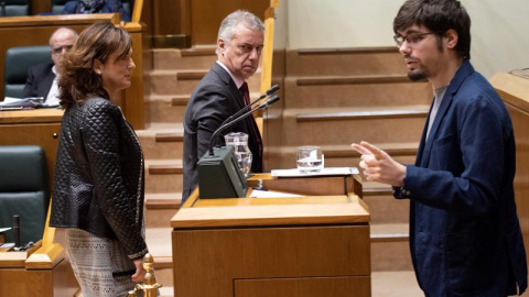 El lehendakari, Iñigo Urkullu (c), y la consejera de Empleo y Políticas Sociales, Beatriz Artolazabal (i), pasan junto al portavoz de Podemos, Lander Martínez (d). /EFE