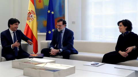 El president de Societat Civil Catalana, José Rosiñol, el president del Govern central, Mariano Rajoy, i la vicepresidenta, Soraya Sáenz de Santamaría, aquest dijous a La Moncloa. EFE / Juan Carlos Hidalgo.