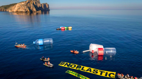 Activistas de Greenpeace durante una acción contra los plásticos en Baleares.- EFE