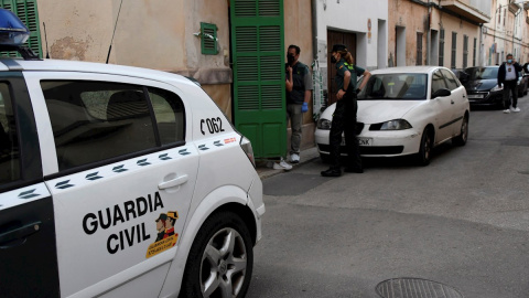 La Guardia Civil investiga el presunto asesinato de una madre de 28 años de edad y de su hijo de 7, cuyos cadáveres han sido hallados este martes en su casa de Sa Pobla, en Mallorca.