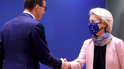 El primer ministro polaco Mateusz Morawiecki y la presidenta de la Comisión Europea, Ursula von der Leyen, durante una cumbre de la Unión Europea en Bruselas, Bélgica, el 21 de octubre de 2021.