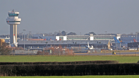 Vista del aeropuerto de Gatwick, en Londres, cerrado por el vuelo sin autorización de dos drones. REUTERS/Peter Nicholls