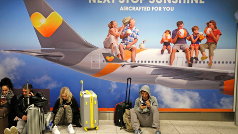 Los pasajeros esperan en la Terminal Sur del aeropuerto londinense de Gatwick por el cierre del aeropuerto por el vuelo de varios drones. REUTERS / Peter Nicholls