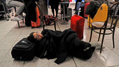 Una pasajera espera en la Terminal Sur del aeropuerto londinense de Gatwick por el cierre del aeropuerto por el vuelo de varios drones. REUTERS / Peter Nicholls