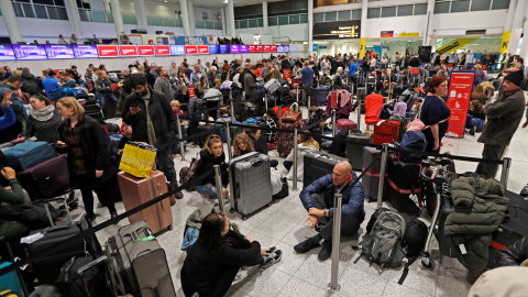 Los pasajeros esperan en la Terminal Sur del aeropuerto londinense de Gatwick por el cierre del aeropuerto por el vuelo de varios drones. REUTERS / Peter Nicholls