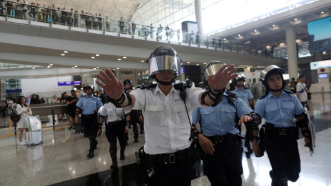 La policía antidisturbios despeja a los manifestantes que escaparon del Airport Express MRT durante un mitin en el Aeropuerto Internacional de Hong Kong en Hong Kong, China EFE / EPA / JEROME FAVRE