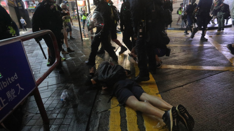 La policía antidisturbios despeja a los manifestantes que escaparon del Airport Express MRT durante un mitin en el Aeropuerto Internacional de Hong Kong en Hong Kong, China EFE / EPA / JEROME FAVRE