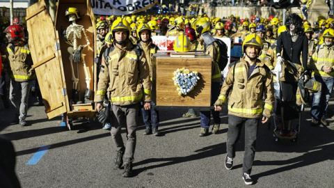 Mobilització del cos de Bombers pels carrers de Barcelona per demanar més efectius. Joel Kashila