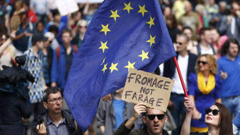 Manifestantes contra el Brexit portan una bandera de la UE.- REUTERS