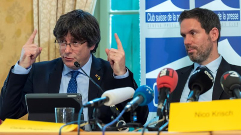 El expresidente de la Generalitat Carles Puigdemont (i) y el abogado Nico Krisch explican la demanda presentada ante el Comité de Derechos Humanos de las Naciones Unidas. EFE/ Martial Trezzini