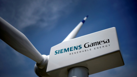 Un aerogenerador con el logo de Siemens Gamesa, en la sede de la empresa hispano-alemana, en Zamidio (Vizcaya). REUTERS/Vincent West