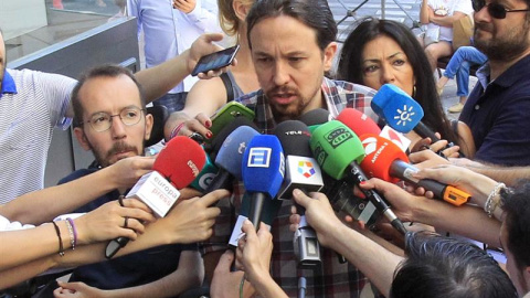 El secretario general de Podemos, Pablo Iglesias, junto al el secretario de Organización, Pablo Echenique.- EFEVíctor Lerena