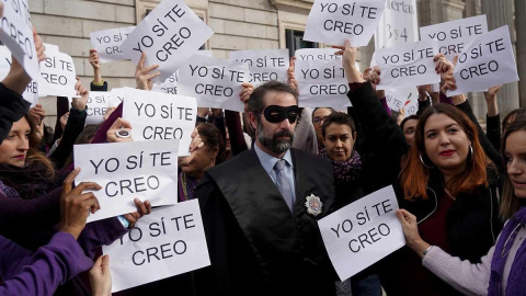 'Performance' contra la Justicia patriarcal frente al Congreso. EFE/Archivo