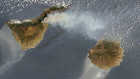 16/8/23 Imagen del satélite Terra de la NASA en la que se observa la deriva del humo del incendio desde la isla de Tenerife hacia la de Gran Canaria.