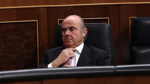 El ministro de Economía, Luis de Guindos, durante el Pleno del Congreso de los Diputados. EFE/ J.J. Guillén