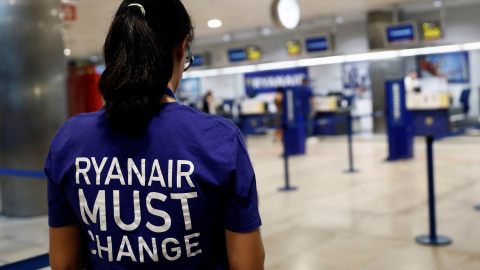 Primera jornada de huelga de tripulantes de cabina de Ryanair en el aeropuerto Adolfo Suárez-Madrid Barajas. En la imagen, miembros de la compañía se manifiestan este domingo en el aeropuerto madrileño. EFE/Mariscal