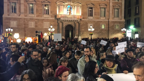 Concentración en protesta por la muerte de un perro al que disparó un guardia urbano en Barcelona. TWITTER/@PartidoPACMA