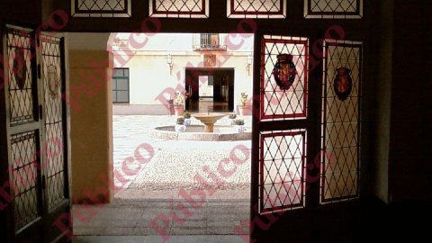 Entrada de la Sala Mora del Cuartel El Rey de la Guardia Real, en El Pardo, cuyas vidrieras lucen el escudo de armas de Franco.