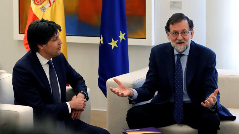 El presidente del Gobierno, Mariano Rajoy (d), conversa con el presidente de Societat Civil Catalana, José Rosiñol (i), durante el encuentro que han mantenido hoy en el Palacio de la Moncloa. EFE/ Juan Carlos Hidalgo