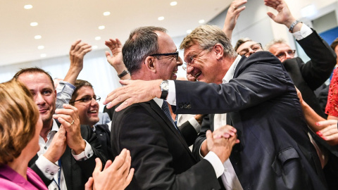 01/09/2019.-  Los dirigentes de Alternativa por Alemania (AfD) celebrando las encuestas de las regionales. / EFE/EPA/FILIP SINGER