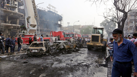 Los bomberos trabajan en el rescate de las víctimas del atentado, en Bagdad. EFE