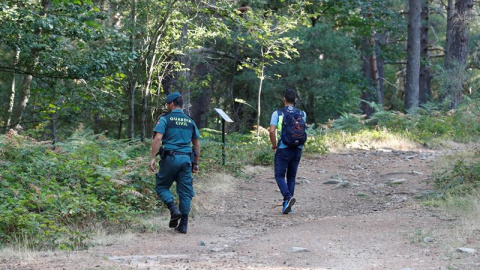 Efectivos de la Guardia Civil y la Policía Nacional durante las labores de búsqueda de Blanca Fernández Ochoa que se llevan a cabo en la sierra madrileña este lunes. EFE/Zipi