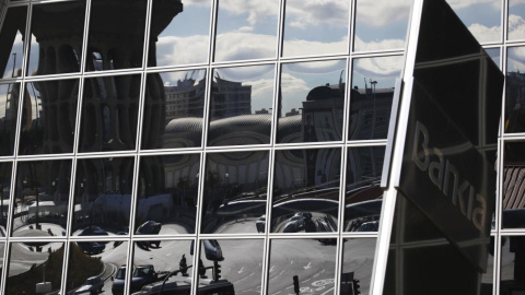 Logo de Bankia reflejado en los cristales del edificio de la sede del banco, en una de las Torres Kio, de Madrid. REUTERS