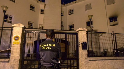 Agente de la Guardia Civil frente a residencia de mayores. / EFE