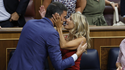 El presidente del Gobierno en funciones y diputado socialista Pedro Sánchez junto a la ministra de Trabajo en funciones y diputada de Sumar Yolanda Díaz durante la durante la sesión constitutiva del Congreso de las Cortes Generales de la XV