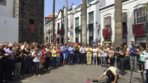 Más de un millar personas se concentraron en la plaza de España de Santa Cruz de La Palma como repulsa al episodio de violencia machista sucedido en la capital palmera.- EFE.