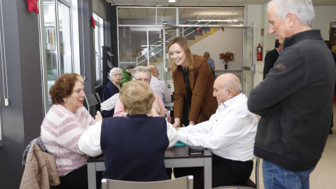 17/8/23 La conselleira de Política Social, Fabiola García, visitando un centro de mayores en Panxón, en Nigrán (Pontevedra).