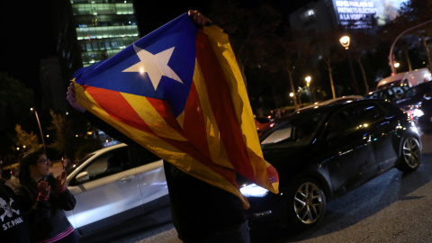 Un hombre sostiene una 'estelada' durante la concentración la Avenida Diagonal en protesta por la visita del presidente del Gobierno, Pedro Sánchez, y su reunión con el de la Generalitat, Quim Torra. REUTERS/Susana Vera