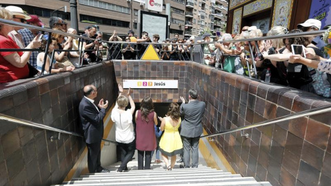 El presidente de la Generalitat, Ximo Puig; la presidenta de la Asociación del accidente de Metrovalencia, Rosa Garrote; la vicepresidenta, Mónica Oltra, y el vicealcalde de Valencia, Joan Calabuig, aplauden tras destapar el nuevo nombre de