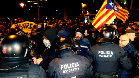 Imagen de la concentración la Avenida Diagonal en protesta por la visita del presidente del Gobierno, Pedro Sánchez, y su reunión con el de la Generalitat, Quim Torra. EFE/Alejandro García