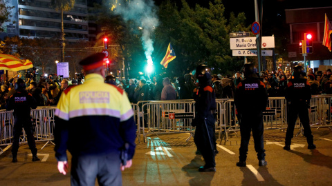 Imagen de la concentración la Avenida Diagonal en protesta por la visita del presidente del Gobierno, Pedro Sánchez, y su reunión con el de la Generalitat, Quim Torra. EFE/Alejandro García